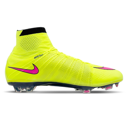 Die Nike Mercurial Superfly IV FG (641858-760) in leuchtendem Gelb, Pink und Schwarz bietet Fußballspielern unvergleichliche Geschwindigkeit und Präzision. Das innovative Flyknit-Obermaterial sorgt für eine perfekte Passform und überragenden Komfort, während die Dynamic Fit-Kragen-Technologie den Fuß stabilisiert und für nahtlose Bewegungen sorgt. Die Vapor-Traktionssohle gewährleistet exzellente Traktion auf festem Untergrund, und die NikeSkin-Technologie schützt vor Witterungseinflüssen. Mit diesen Fußbal