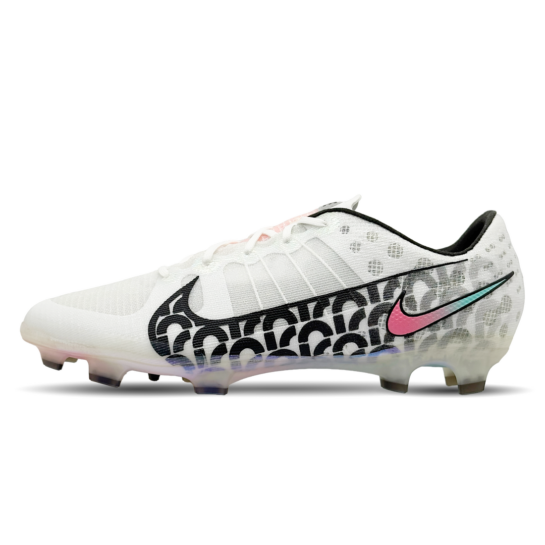 Die Nike Mercurial Air Zoom Ultra SE FG (CT6281-120) bieten dir herausragende Geschwindigkeit und Traktion auf festen Böden. Mit innovativer Air Zoom-Technologie, leichtem Design und einer griffigen Sohle sind diese Fußballschuhe ideal für schnelle, wendige Spieler. Erlebe optimalen Komfort und Präzision bei jedem Schritt. Erhältlich auf STUNNINGBOOTS.com.