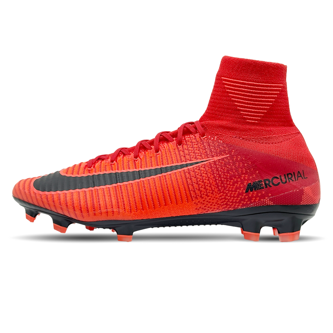 Die Nike Mercurial Superfly 5 DF FG (831940-616), erhältlich auf STUNNINGBOOTS.com, bieten maximale Geschwindigkeit und Kontrolle auf festen Böden. Der Dynamic Fit-Kragen sorgt für eine sockenähnliche Passform und stabilisiert den Knöchel, während die innovativen Stollen für explosiven Antritt und schnelle Richtungswechsel ausgelegt sind. Ideal für Spieler, die auf hohem Niveau agieren und Präzision sowie Geschwindigkeit benötigen.