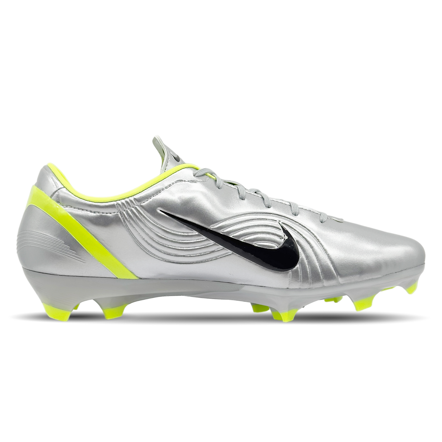 Der Nike Mercurial Vapor 1 RGN SE FG (HV0888-001), erhältlich auf stunningboots.com, ist auf nur 4500 Stück weltweit limitiert und erweckt die Ikone R9 zu neuem Leben. Dieser exklusive Fußballschuh vereint legendäres Design mit moderner Technologie für explosive Geschwindigkeit und maximale Kontrolle. Sein leichtes, passgenaues Obermaterial und die FG-Sohle bieten Stabilität, Komfort und exzellenten Grip auf festem Boden. Perfekt für Spieler, die Geschichte schreiben und dabei mit Stil und Präzision überzeu