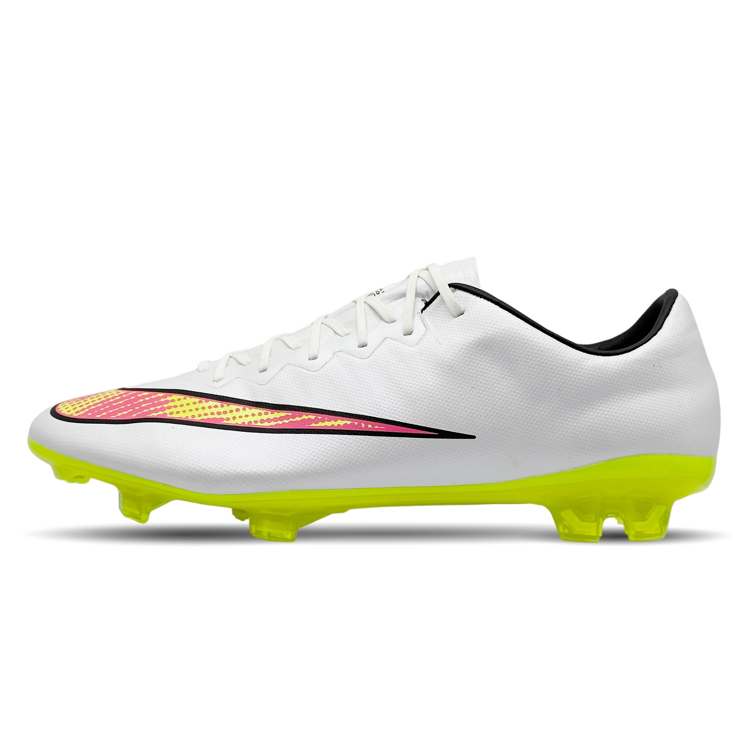 Der Nike Mercurial Vapor 10 FG (648553-170) ist ein High-Performance-Fußballschuh, der speziell für Speed und Präzision auf festen Böden entwickelt wurde. Das leichte Obermaterial bietet eine perfekte Passform und außergewöhnliche Ballkontrolle, während die innovative Stollenkonfiguration maximale Traktion ermöglicht. Das auffällige Design in leuchtendem Orange unterstreicht deinen Stil auf dem Platz. Ideal für Spieler, die Wert auf Geschwindigkeit und Technik legen. Jetzt auf STUNNINGBOOTS.com erhältlich!