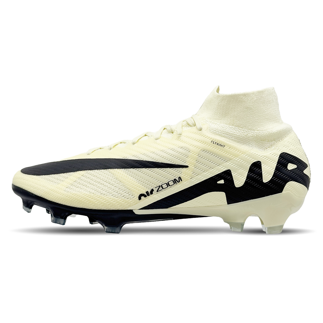 Erlebe explosive Geschwindigkeit und präzise Kontrolle mit den Nike Mercurial Zoom Superfly 9 Elite FG Fußballschuhen (DJ4977-700), erhältlich auf STUNNINGBOOTS.com. Diese leichten Schuhe sind ideal für festen Rasen und bieten dank der Zoom Air-Einheit herausragende Dämpfung und Traktion. Das innovative Design verbessert deine Ballkontrolle und Stabilität, während das atmungsaktive Obermaterial für maximalen Komfort sorgt.