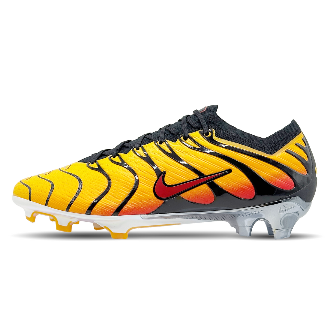 Entdecke den Nike Mercurial Zoom Vapor 15 AM Plus FG (FJ2704-001) auf STUNNINGBOOTS.com. Diese Hochleistungs-Fußballschuhe bieten ultimative Geschwindigkeit und Wendigkeit. Mit ihrem innovativen Design und unübertroffenem Komfort garantieren sie herausragende Leistung auf festem Boden. Mit markantem Styling und erstklassiger Passform bist du bereit, das Spielfeld zu dominieren.