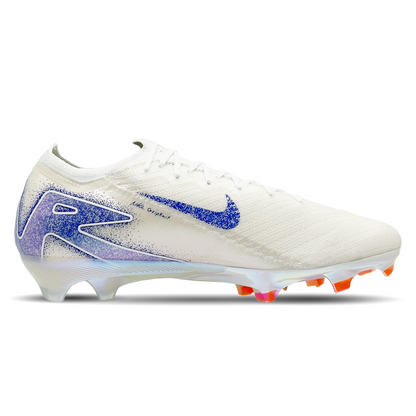 Entdecke die Nike Mercurial Zoom Vapor 16 Elite FG Fußballschuhe (HJ4188-100) auf STUNNINGBOOTS.com. Diese erstklassigen Fußballschuhe sind für Spieler konzipiert, die Geschwindigkeit und Präzision auf festem Boden suchen. Das leichte Flyknit-Obermaterial schmiegt sich perfekt an deinen Fuß an und sorgt für optimalen Halt und Komfort. Die integrierte Zoom Air-Einheit bietet reaktionsschnelle Dämpfung für explosive Bewegungen. Das Design fördert maximale Traktion und Stabilität.