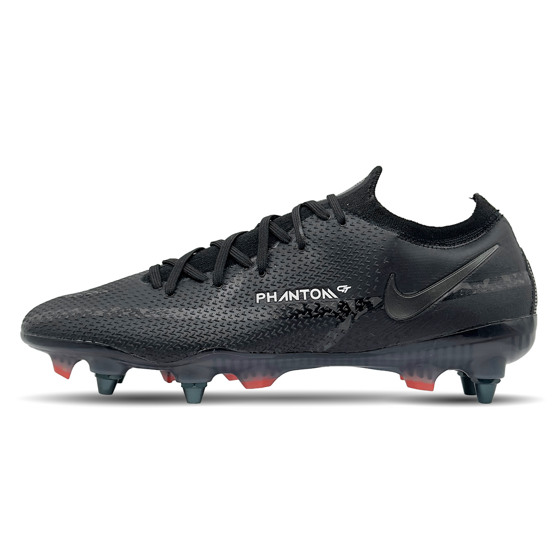 Entdecke den Nike Phantom GT2 Elite SG-Pro AC (DC0753-001) auf STUNNINGBOOTS.com. Diese innovativen Fußballschuhe bieten präzise Ballkontrolle und herausragende Traktion auf nassen, weichen Böden. Das Flyknit-Obermaterial passt sich perfekt deinem Fuß an und die All Conditions Control (ACC) Technologie garantiert optimale Performance bei jedem Wetter. Ideal für Spieler, die auf höchstem Niveau spielen möchten. Hol dir die Nike Phantom GT2 Elite jetzt auf STUNNINGBOOTS.com und dominiere das Spielfeld.