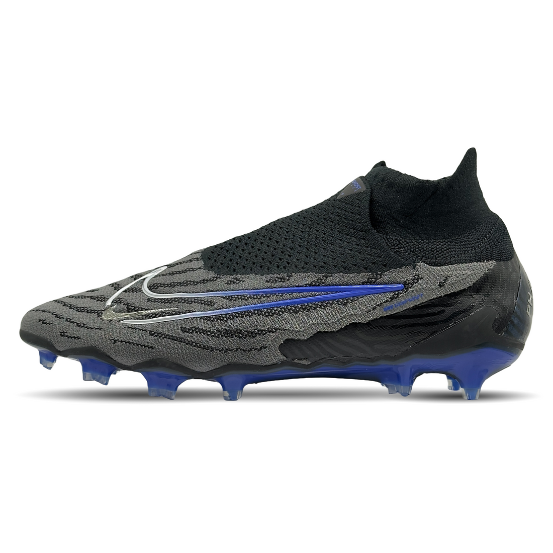 Die Nike Phantom GX Elite DF FG (DC9969-040) Fußballschuhe kombinieren präzise Ballkontrolle und explosiven Antritt, ideal für festes Gelände. Das Dynamic Fit-Kragen-Design bietet sicheren Halt und optimalen Komfort, während die innovative Technologie die Leistung auf dem Spielfeld maximiert. Perfekt für Spieler, die Spitzenleistung und stilvolles Design suchen. Jetzt erhältlich auf STUNNINGBOOTS.com!