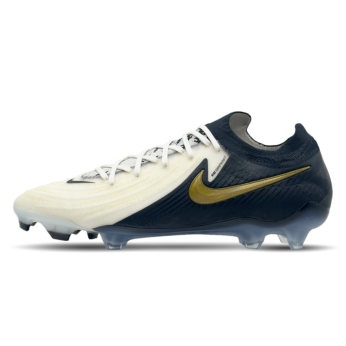 Entdecke den Nike Phantom GX II Elite FG (FJ2559-100) auf STUNNINGBOOTS.com. Diese Hochleistungs-Fußballschuhe bieten nicht nur präzise Ballkontrolle und Power auf festem Boden, sondern auch ein innovatives Design und erstklassigen Komfort. Mit ihrer dynamischen Passform und dem strapazierfähigen Material ermöglichen sie präzise Bewegungen und eine optimale Ballkontrolle. Ideal für Spieler, die auf dem Platz Höchstleistungen erzielen möchten.