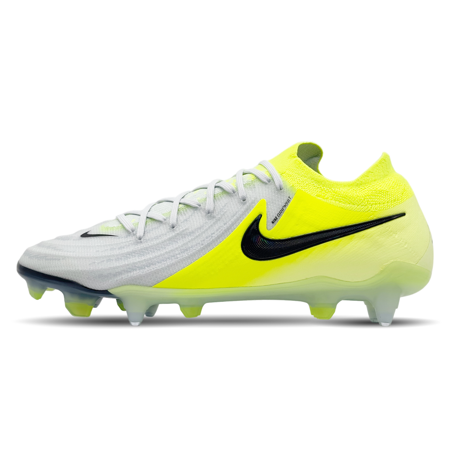 Tauche ein in die Welt des Hochleistungsfußballs mit dem Nike Phantom GX II Elite SG-Pro AC (FJ2586-003) erhältlich auf STUNNINGBOOTS.com. Dieser Schuh bietet nicht nur erstklassige Performance auf weichen Böden, sondern auch ultimativen Komfort und Grip. Mit seinem dynamischen Design und hochwertigen Materialien ist er die perfekte Wahl für anspruchsvolle Spieler. Bestelle jetzt und erlebe, wie dieser Schuh dein Spiel auf ein neues Level hebt!