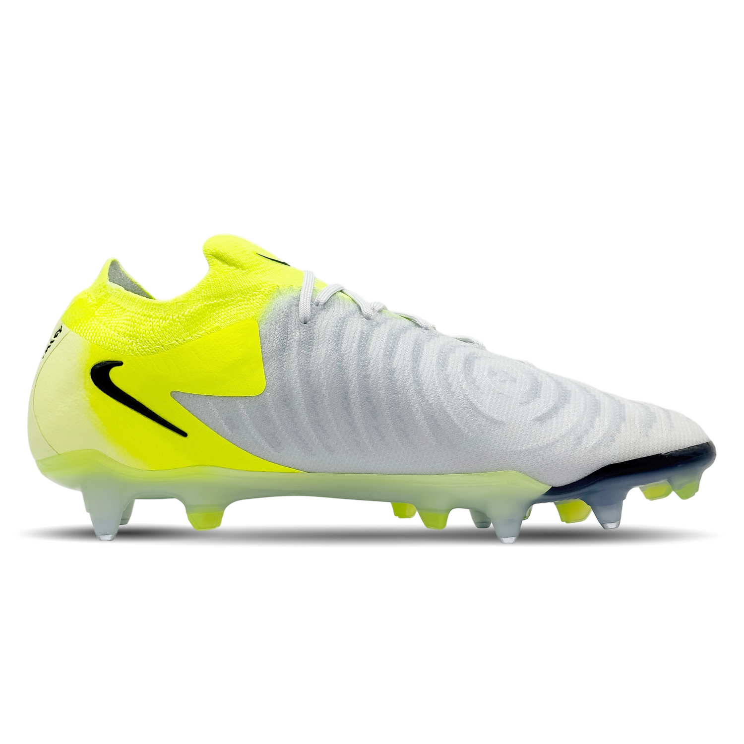 Tauche ein in die Welt des Hochleistungsfußballs mit dem Nike Phantom GX II Elite SG-Pro AC (FJ2586-003) erhältlich auf STUNNINGBOOTS.com. Dieser Schuh bietet nicht nur erstklassige Performance auf weichen Böden, sondern auch ultimativen Komfort und Grip. Mit seinem dynamischen Design und hochwertigen Materialien ist er die perfekte Wahl für anspruchsvolle Spieler. Bestelle jetzt und erlebe, wie dieser Schuh dein Spiel auf ein neues Level hebt!