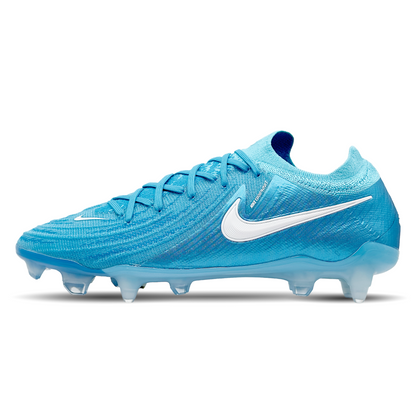 Tauche ein in die Welt des Hochleistungsfußballs mit dem Nike Phantom GX II Elite SG-Pro AC (FJ2586-400) erhältlich auf STUNNINGBOOTS.com. Dieser Schuh bietet nicht nur erstklassige Performance auf weichen Böden, sondern auch ultimativen Komfort und Grip. Mit seinem dynamischen Design und hochwertigen Materialien ist er die perfekte Wahl für anspruchsvolle Spieler. Bestelle jetzt und erlebe, wie dieser Schuh dein Spiel auf ein neues Level hebt!