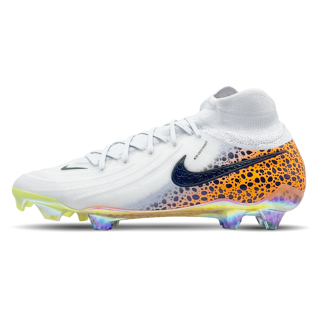 Die Nike Phantom Luna II Elite FG (FN8002-900) Fußballschuhe sind für Spieler entwickelt, die höchste Präzision und Kontrolle auf dem Platz benötigen. Mit ihrer speziellen Stollenkonfiguration bieten sie optimalen Halt und schnelle Reaktionen auf festen Böden. Das leichte Obermaterial sorgt für eine enge Passform und verbessertes Ballgefühl, während die innovative Sohle für maximale Traktion und Stabilität bei schnellen Richtungswechseln sorgt. Ideal für kreative Spielmacher und dynamische Angreifer, die da