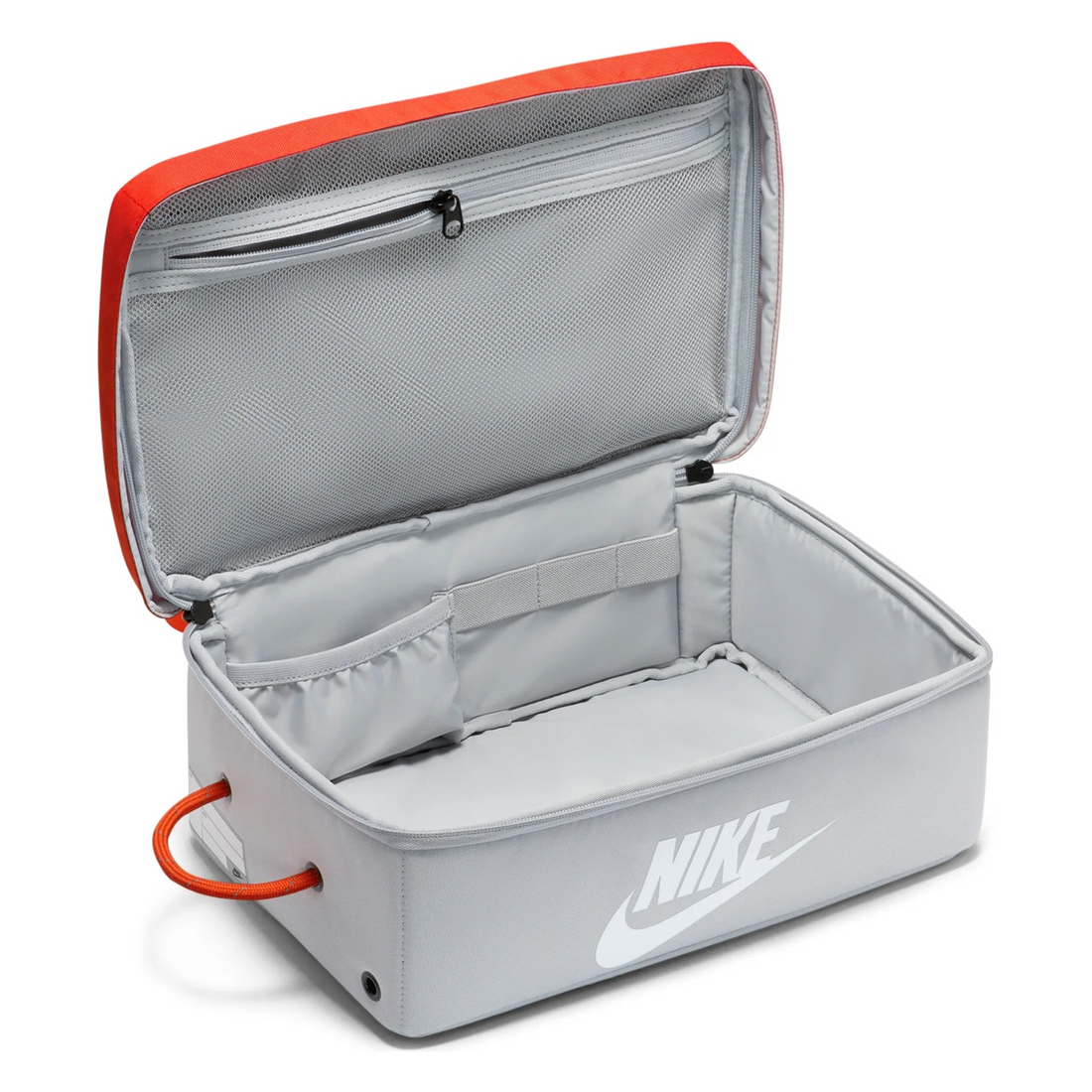 Die Nike Sportswear Premium Schuhtasche (DA7337-869) bietet dir stilvollen und praktischen Schutz für deine Fußballschuhe. Aus robustem Material gefertigt, hält sie deine Schuhe sauber und organisiert. Der bequeme Tragegriff und das kompakte Design machen sie perfekt für unterwegs. Erhältlich auf STUNNINGBOOTS.com.