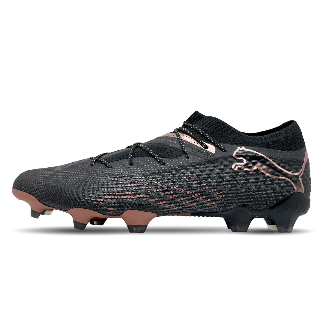 Entdecke den Puma Future 7 Ultimate Low FG/AG (108085-02) auf STUNNINGBOOTS.com. Dieser vielseitige Fußballschuh bietet erstklassige Leistung auf festem und künstlichem Rasen. Mit modernster Technologie für optimale Kontrolle und Wendigkeit. Sein innovatives Design und die dynamische Passform machen ihn zum perfekten Begleiter für jedes Spiel. Jetzt bestellen und dein Spiel auf ein neues Level bringen!