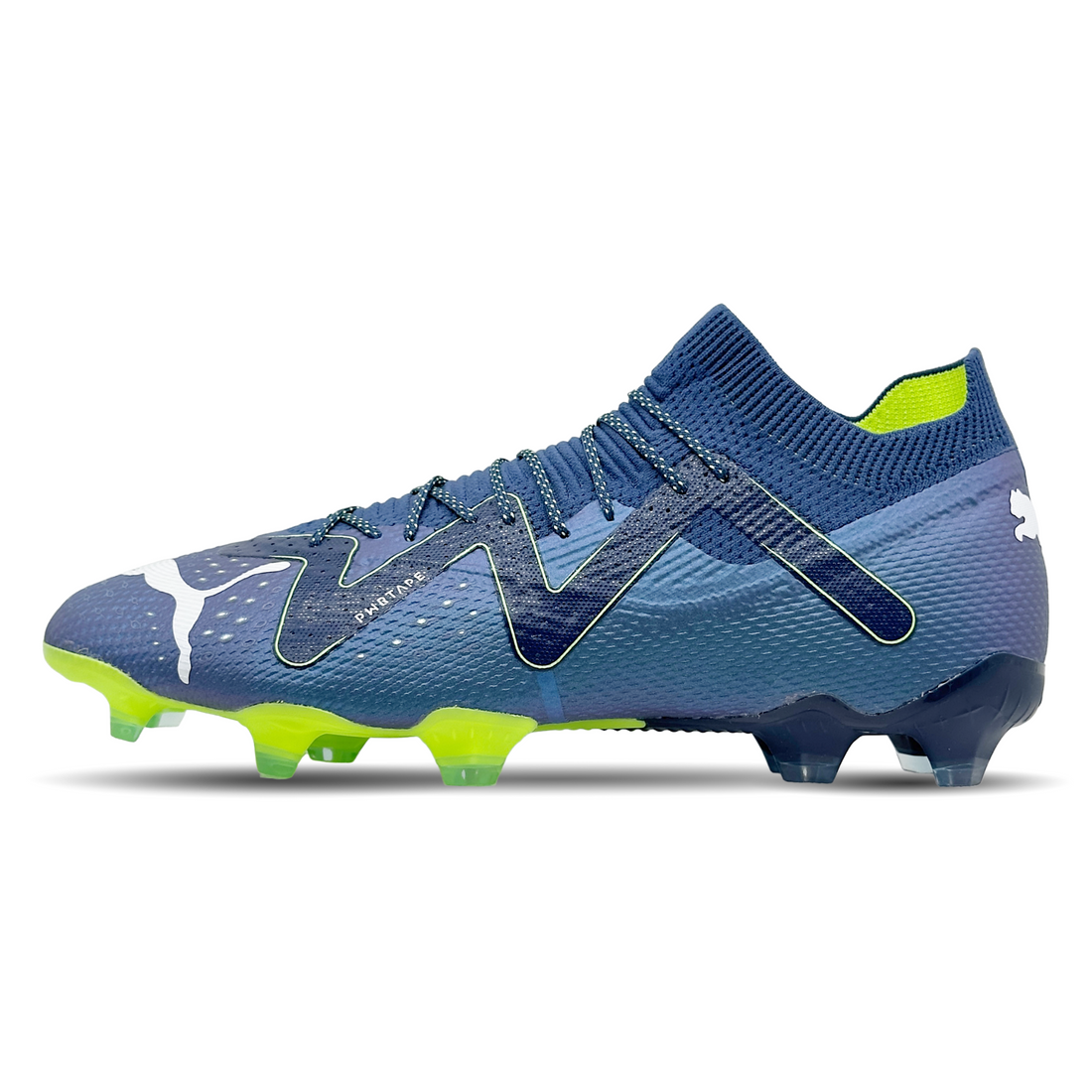 Tauchen Sie ein in die Welt des Fußballs mit dem Puma Future Ultimate FG/AG (107355-03) auf STUNNINGBOOTS.com. Diese Schuhe bieten nicht nur ultimativen Komfort und Leistung, sondern auch einen modernen Stil, der Sie auf dem Platz hervorhebt. Egal, ob Sie ein Profi oder ein Hobby-Fußballer sind, mit diesen Schuhen können Sie Ihr Spiel auf das nächste Level bringen. Bestellen Sie jetzt und erleben Sie Fußball wie nie zuvor!