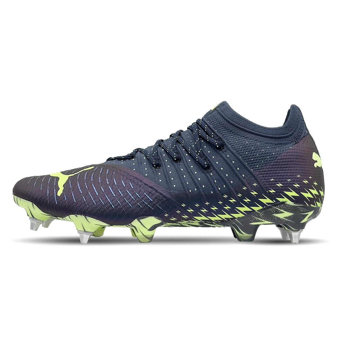 Entdecke die Puma Future Z 1.4 MXSG Fußballschuhe (106988-01) auf STUNNINGBOOTS.com. Diese Schuhe bieten dir erstklassige Stabilität und Agilität auf weichen Böden. Dank der adaptiven FUZIONFIT+ Technologie passt sich der Schuh perfekt deinem Fuß an, während die Dynamic Motion System Außensohle für optimalen Halt und explosive Beschleunigung sorgt. Die Advanced Creator Zones verbessern deine Ballkontrolle und Schusspräzision. Hol sie dir jetzt und hebe dein Spiel auf das nächste Level!