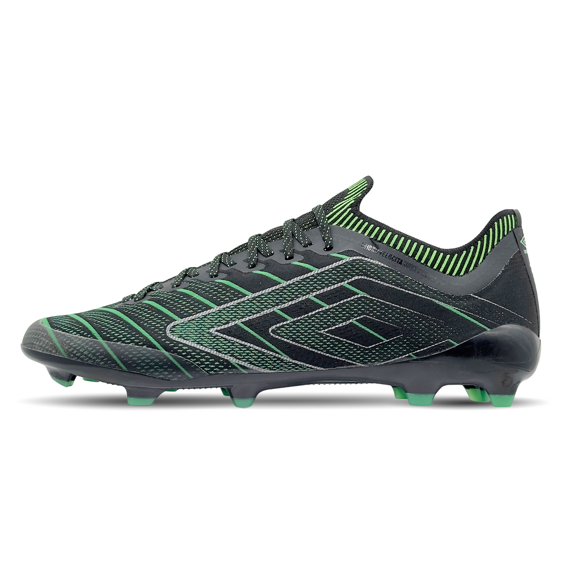 Der Umbro Velocita Elixir Pro FG (81927U-LU7) ist für schnelle, präzise Bewegungen auf festem Untergrund konzipiert. Mit seinem leichten Obermaterial und der flexiblen Sohle garantiert dieser Fußballschuh herausragenden Komfort und Stabilität. Er bietet exzellente Ballkontrolle und Unterstützung bei schnellen Richtungswechseln, ideal für dynamische Spieler, die Höchstleistungen erbringen wollen. Erhältlich auf STUNNINGBOOTS.com.